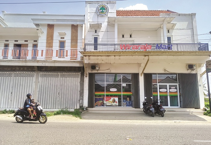 AKTIF: Seorang pengendara melintas di depan Koperasi Wiraraja Mart di Jalan Jokotole, Desa Gedungan, Kecamatan Batuan, Selasa (21/1). (ERWIN MAULIDIN MM/JPRM)