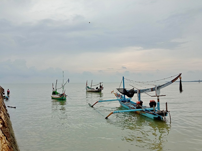 ISTIRAHAT: Perahu nelayan ditambatkan usai melaut di Desa Aeng Panas, Kecamatan Pragaan, Sumenep, Sabtu (18/1). (ERWIN MAULIDIN MM/JPRM)