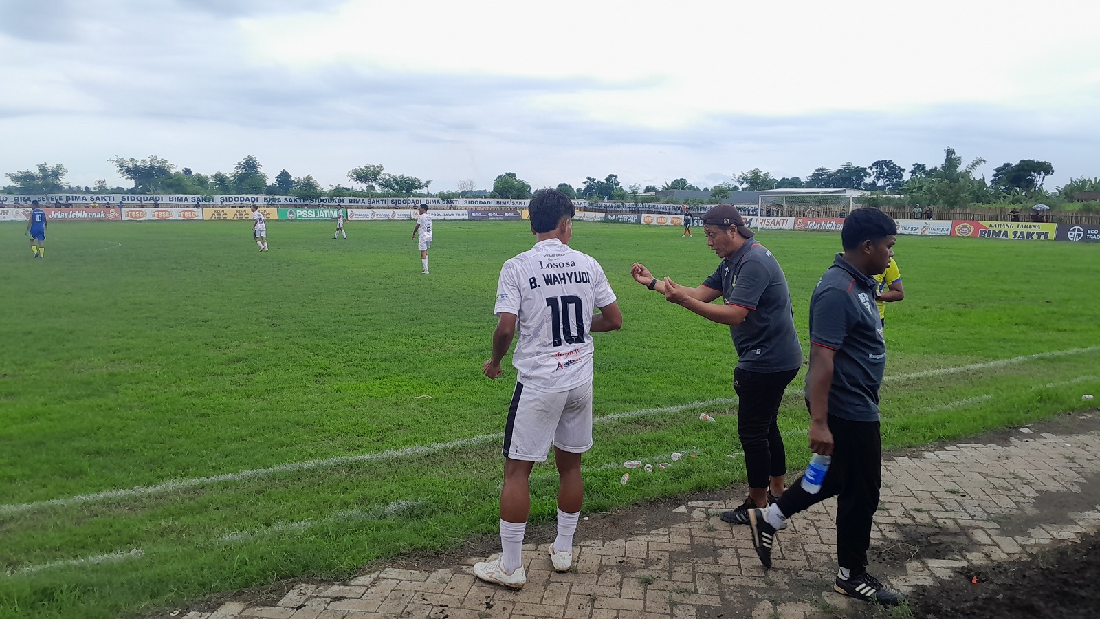 MENEGANGKAN: Pelatih Perssu MC Supriyanto memberikan arahan kepada anak asuhnya saat melawan Banyuwangi Putra di Lapangan Bima Sakti, Sidodadi, Kecamatan Wongsorejo, Banyuwangi, Selasa (21/1).