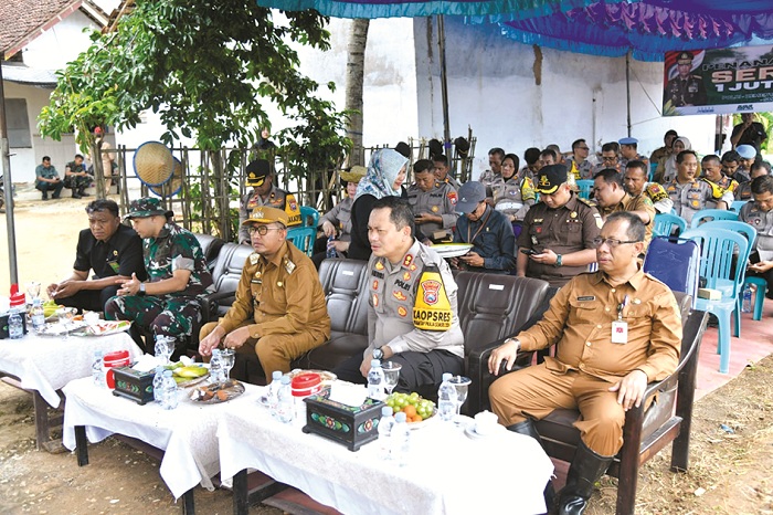 DUDUK BERSAMA: Dari kiri, Ketua PA Sumenep, Dandim 0827/Sumenep, bupati Sumenep, Kapolres, dan kepala DKPP di lokasi penanaman jagung di Desa Ellak Daya, Kecamatan Lenteng, Selasa (21/1).