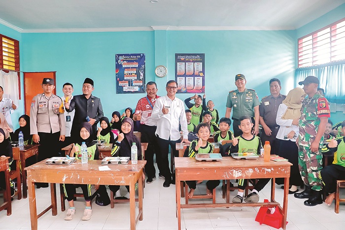 GEMBIRA: Siswa SDN Lawangan Daya 2 berfoto dengan Pj Bupati Pamekasan Masrukin (berkacamata) dan forkopimda Rabu (22/1). (PROKOPIM PAMEKASAN UNTUK JPRM)