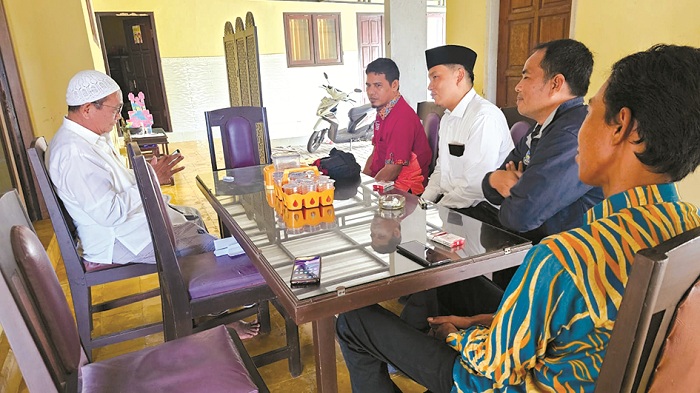 BERSINERGI: Korkab PKH Sumenep dan Korwil PKH Jatim saat bertamu ke kediaman Ketua Tanfidziyah PCNU Sumenep KH A. Pandji Taufiq di Desa/Kecamatan Guluk-Guluk Rabu (22/1). (HAIRUL UNTUK JPRM)