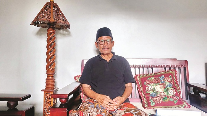 KETURUNAN KETIGA: KH Badruddin Mosleh, cicit dari KH Makki bin Hasbullah saat ditemui di kediamannya, Kelurahan Gunung Sekar, Kecamatan Sampang, Senin (20/1). (JUNAIDI PONDIYANTO/JPRM)