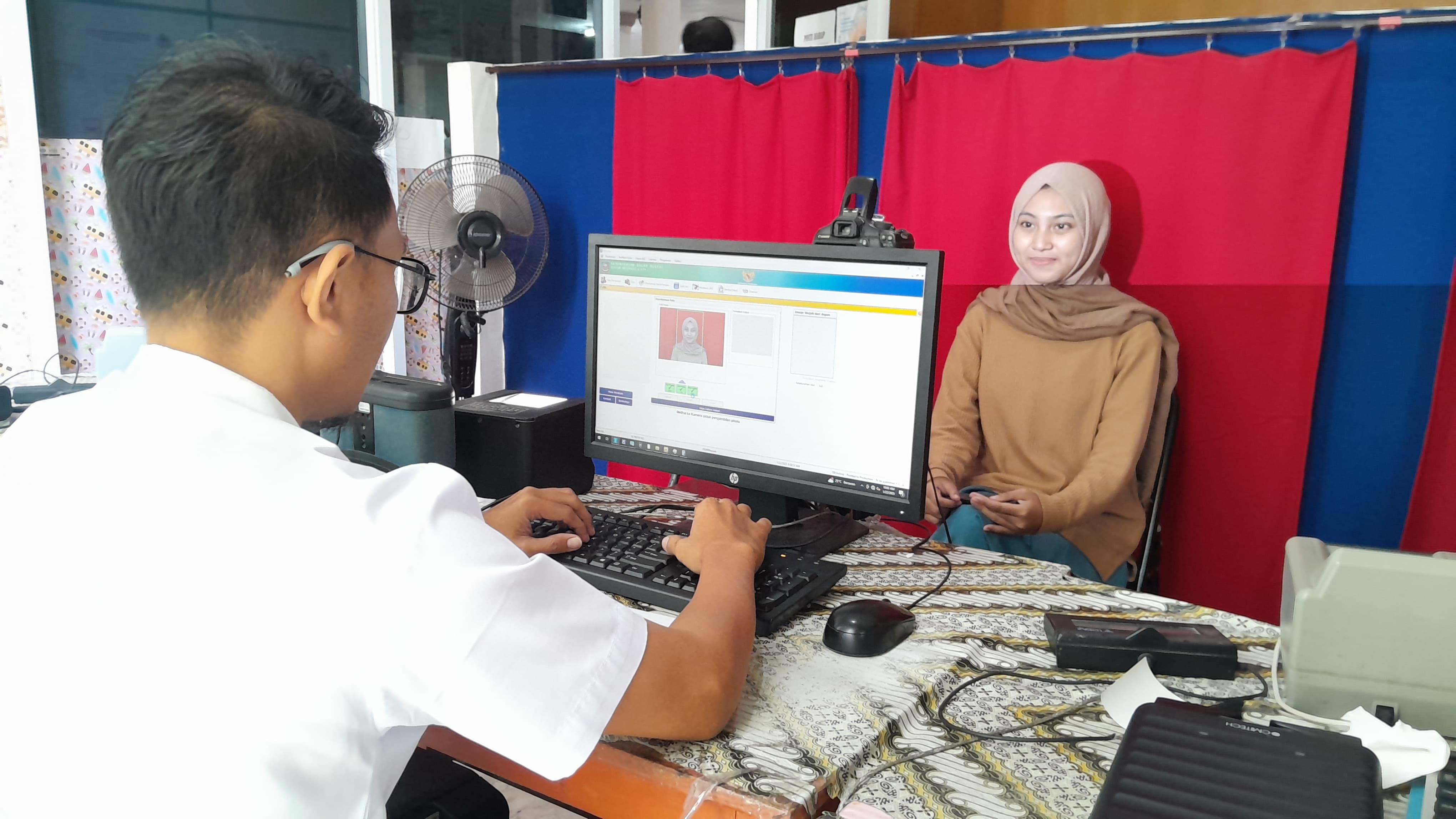 DILAYANI: Warga melakukan perekaman KTP di kantor Disdukcapil Pamekasan kemarin. (M. KHOLIL RAMLI/JPRM)