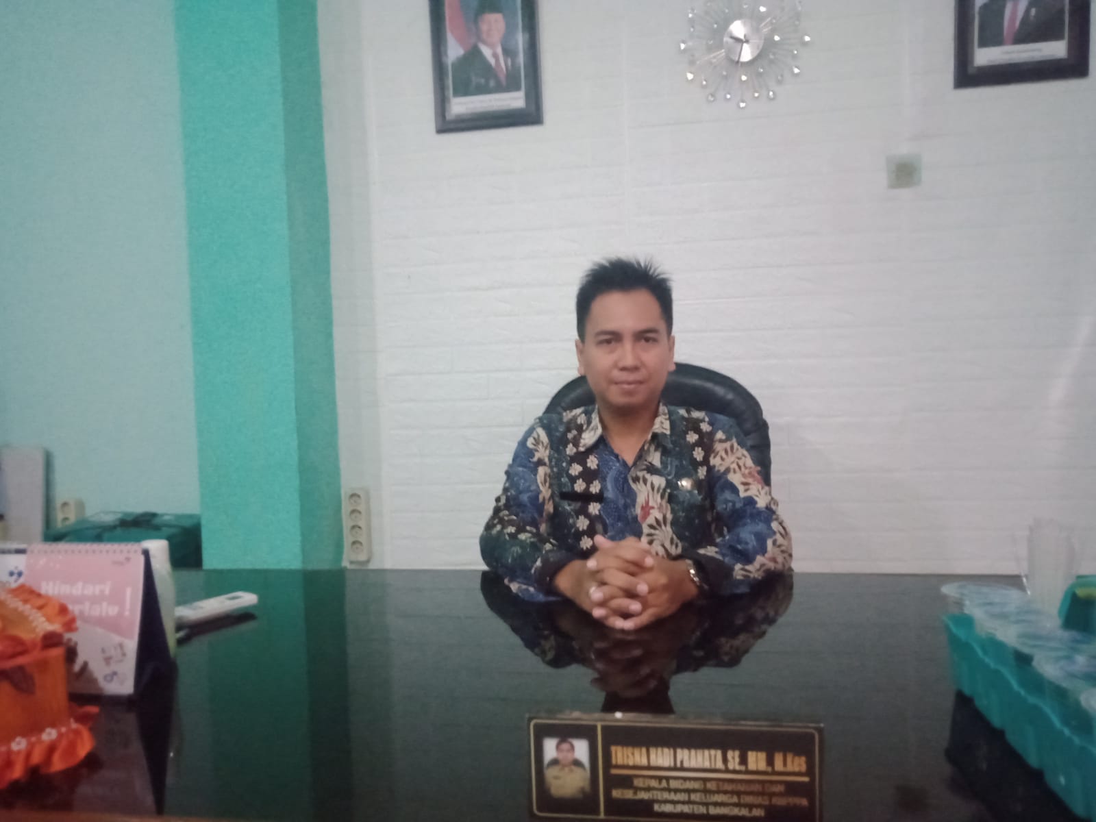 MEMBERIKAN KETERANGAN: Kabid Ketahanan dan Kesehatan Masyarakat DKBP3A Bangkalan Trisna Hadi Pranata saat ditemui di ruang kerjanya, Kamis (23/1). (IMAMUDIN/JPRM)