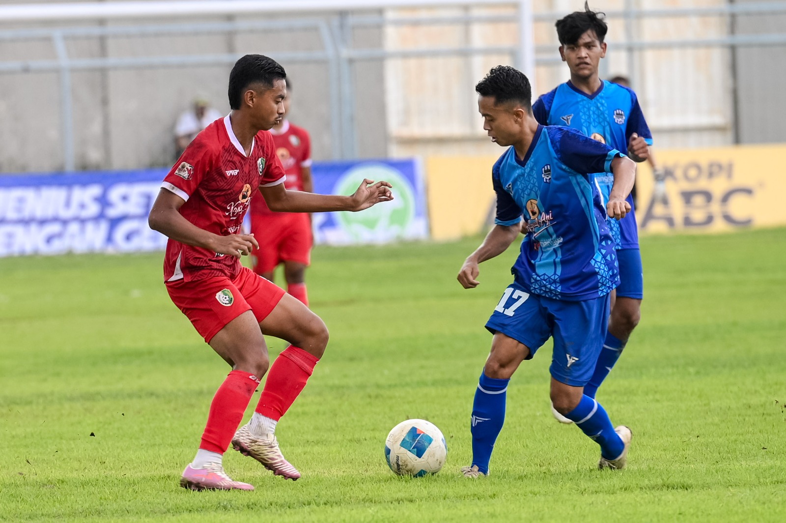 SENGIT: Pemain Persesa Sampang (merah) berusaha merebut bola dari pemain Persebo 1964 Bondowoso pada babak 32 besar Liga 4 Jatim di Stadion Diponegoro, Banyuwangi, Rabu (22/1).