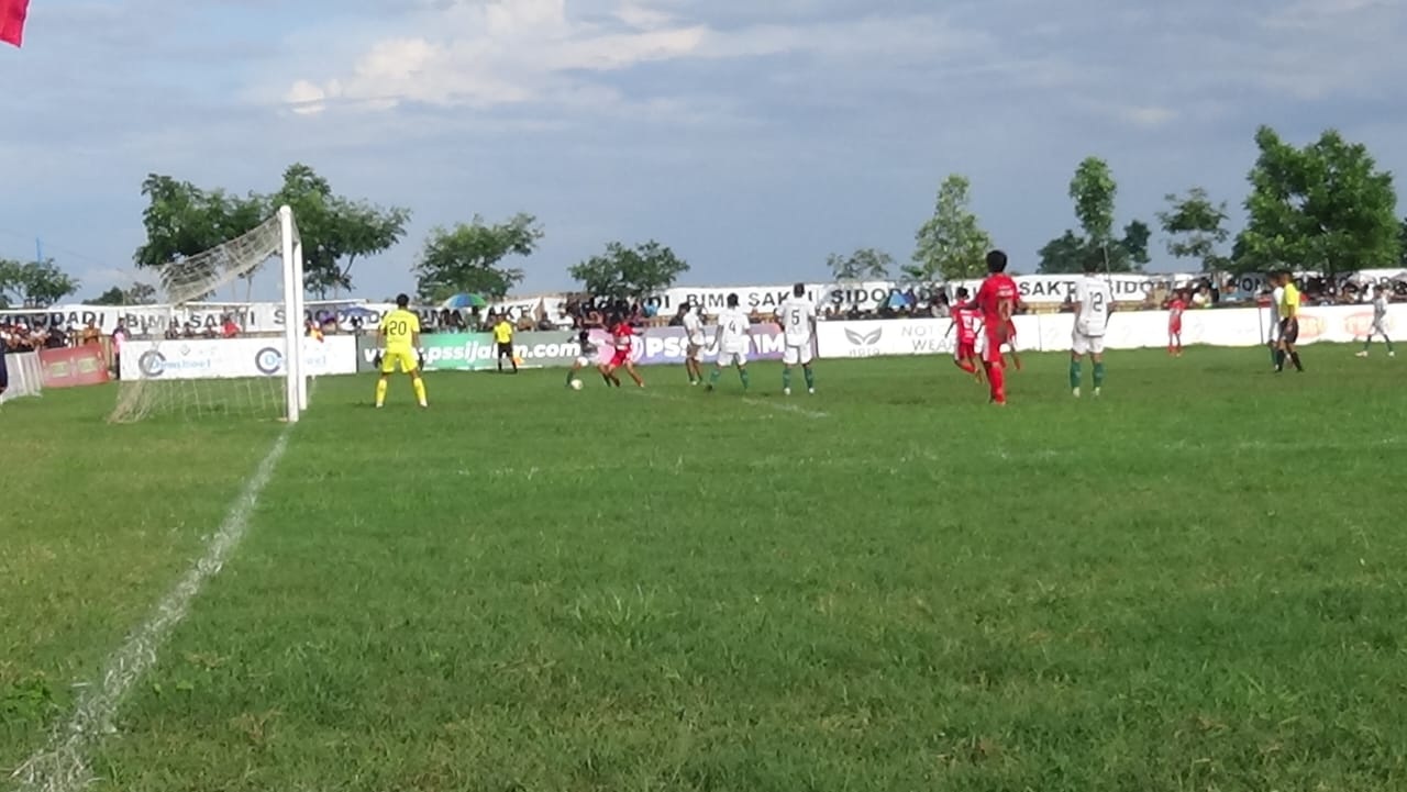 ADU KEMAMPUAN: Pemain Perssu MC (merah) melawan Mitra Surabaya (putih) pada babak 32 besar Liga 4 Jatim di Lapangan Bima Sakti, Banyuwangi, Kamis (23/1). (PERSSU MC UNTUK JPRM)