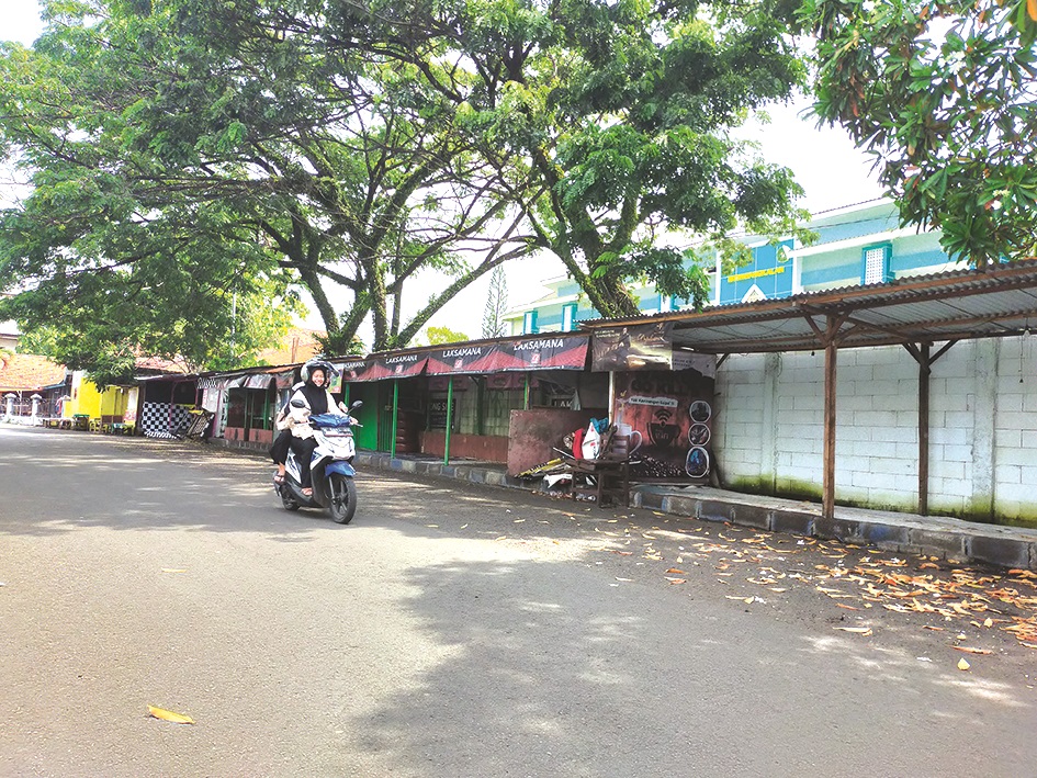 JADI SOROTAN: Pemotor melintas dekat warkop yang berada di belakang SGB, Senin (20/1). (VIVIN AGUSTIN HARTONO/JPRM)