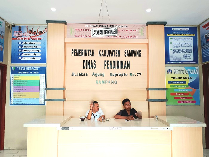 BERTUGAS: Pegawai Dispendik Sampang berada di ruang penerima tamu Rabu (22/1). (UBAIDILLAHIR RAIE/JPRM)