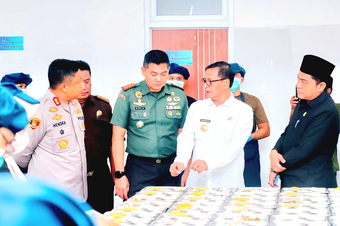 PROGRAM NASIONAL: Dari kiri, Kapolres Pamekasan, Dandim 0826/Pamekasan, Pj Bupati Pamekasan, dan ketua DPRD Pamekasan berada di dapur SPPG Rabu (22/1). (PROKOPIM PAMEKASAN UNTUK JPRM)