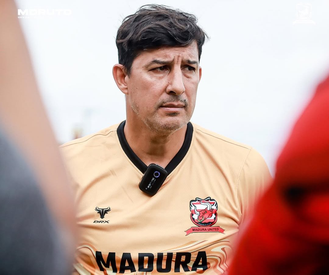 Angel Alfredo Vera resmi ditunjuk sebagai pelatih baru MU. (IG: @maduraunited.fc)