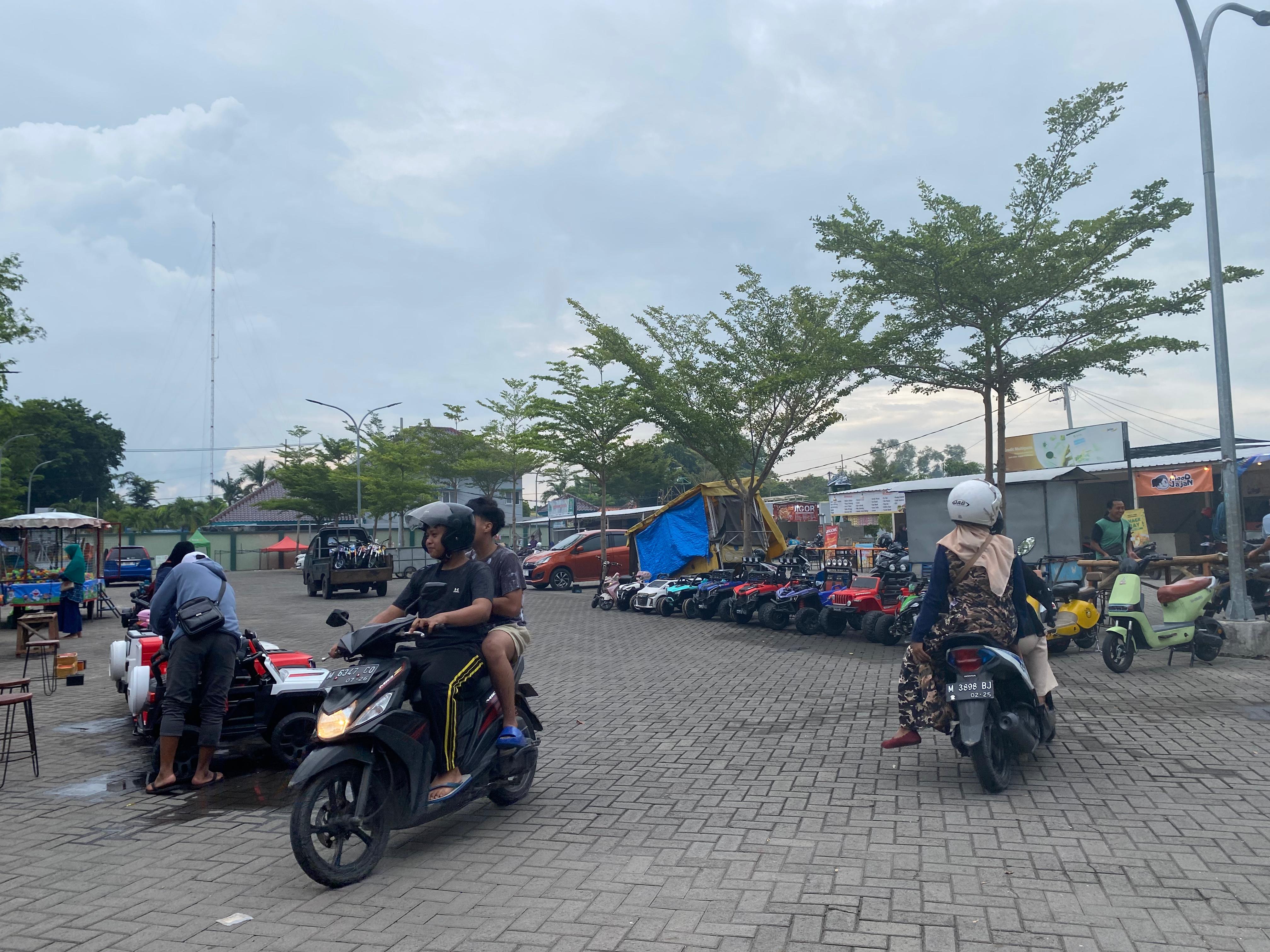 MULAI RAMAI: Sejumlah masyarakat berkunjung ke Food Colony di Jalan Kesehatan kemarin. (AYU LATIFAH/JPRM)