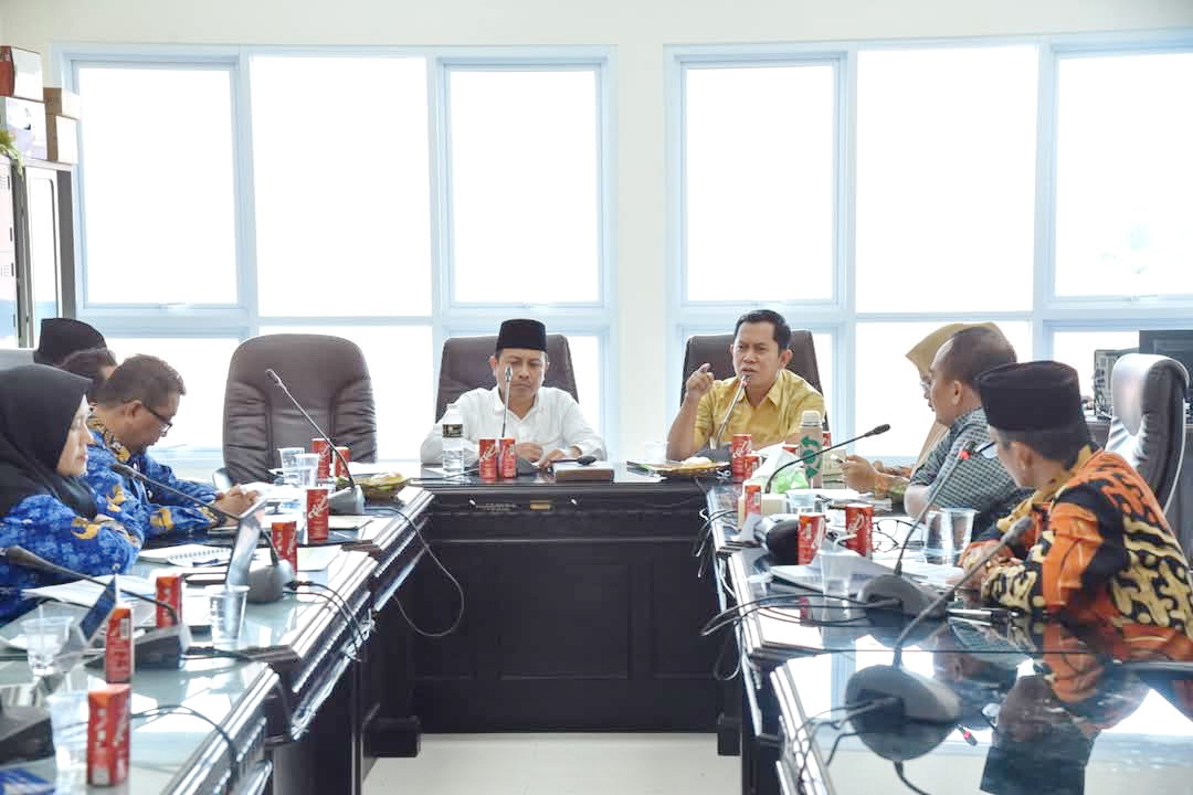 SERIUS: Ketua Komisi IV DPRD Sumenep Mulyadi memimpin rapat koordinasi dengan dispendik di gedung dewan.&nbsp;(DPRD UNTUK JPRM)