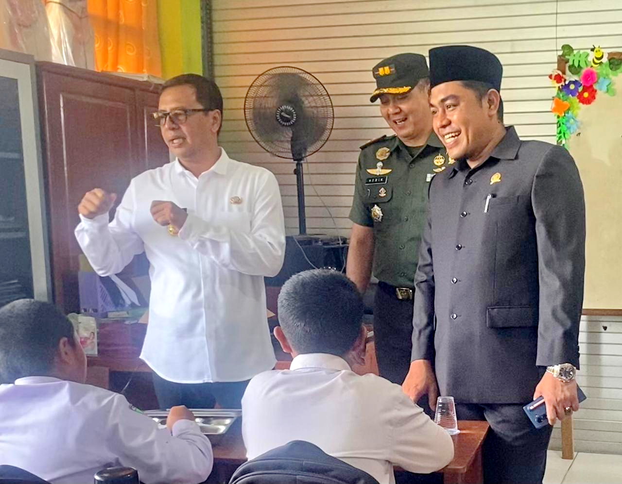 TURUN LANGSUNG: Pj Bupati Masrukin, Dandim 0826 Letkol (Inf) Herik Prastyawan, dan Ketua DPRD Pamekasan Ali Masykur saat memantau program MBG di SDN Lawangan Daya 2, Rabu (22/1).