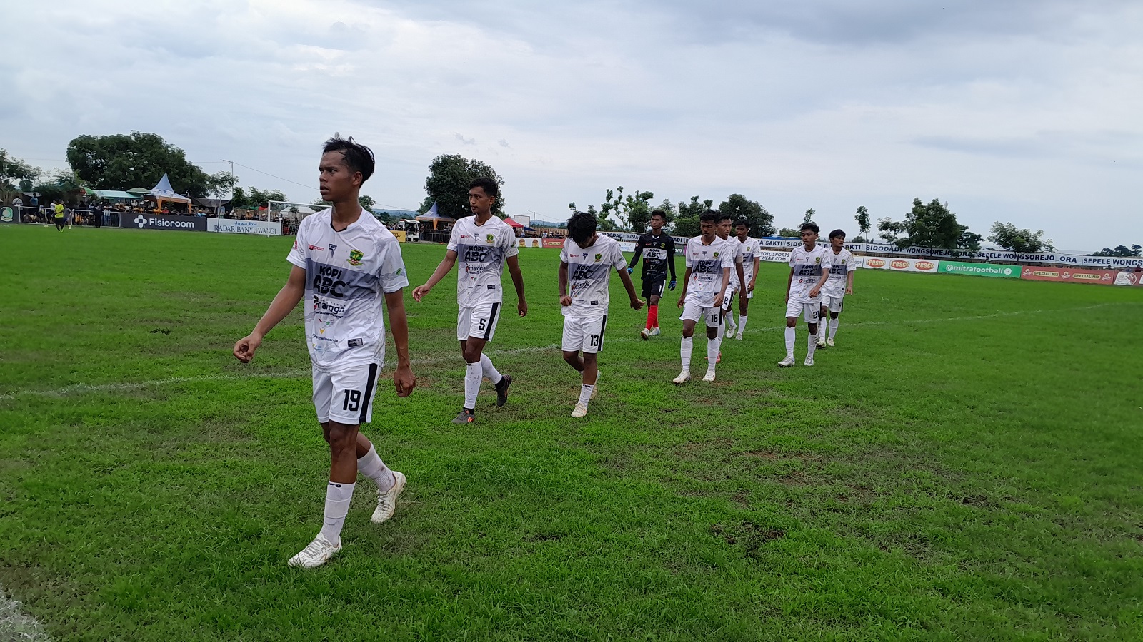 LESU: Pemain Perssu MC keluar lapangan setelah dikalahkan Banyuwangi Putra pada laga perdana babak 32 besar Liga 4 Jatim di Lapangan Bima Sakti, Kecamatan Wongsorejo, Banyuwangi, Selasa (21/1).
