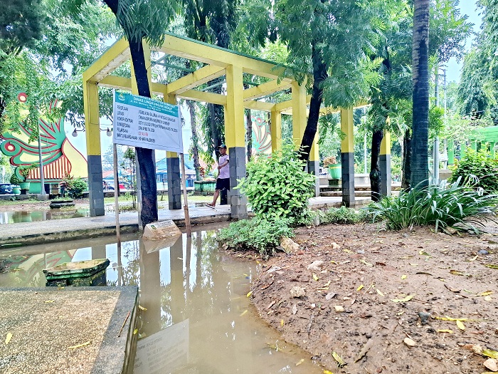 KURANG MAKSIMAL: Air menggenang di Taman Pottre Koneng Sumenep, Kamis (23/1). (MOH. LATIF/JPRM)
