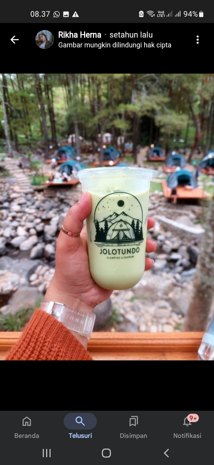 Menikmati Kesegaran Minuman dan keindahan pemandangan Jolotundo Glamping