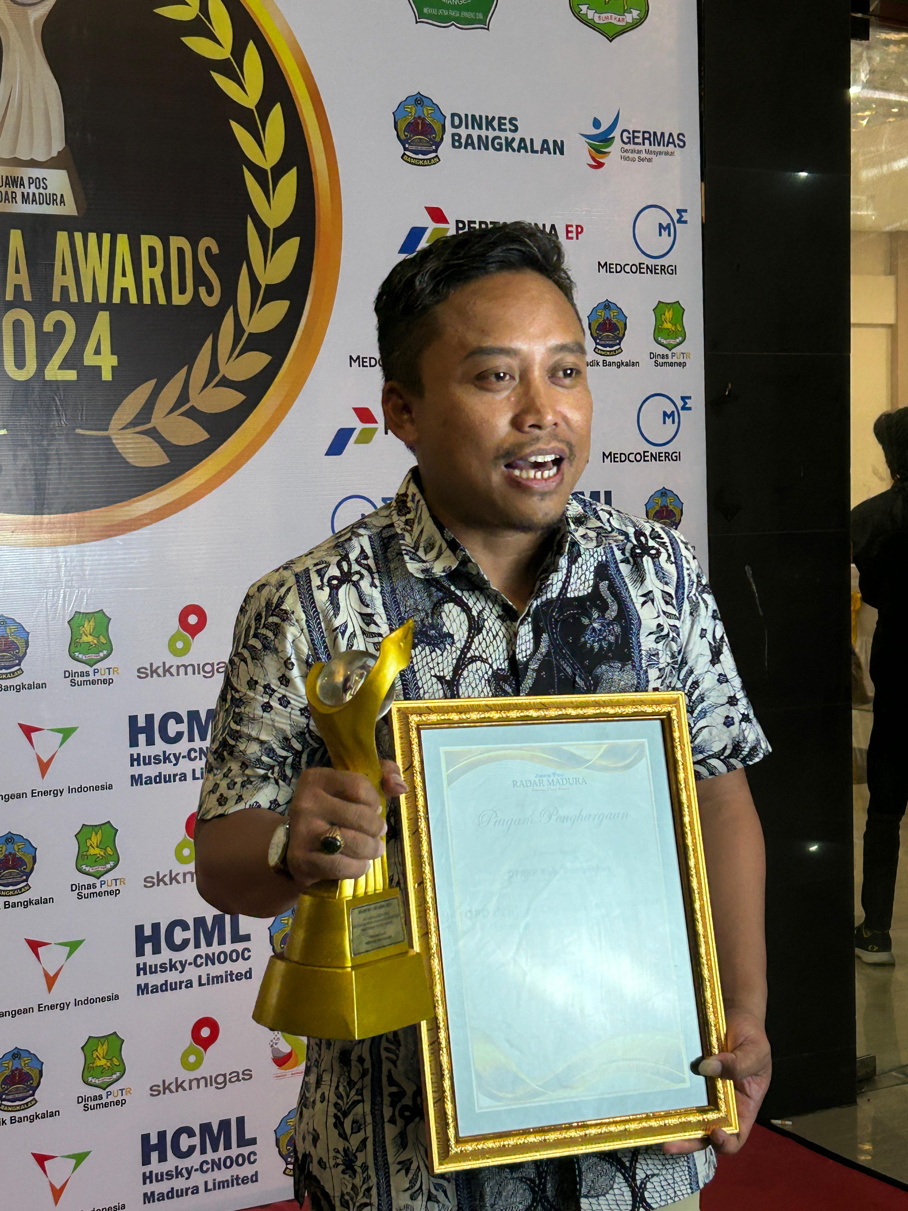 APRESIASI: Kepala DPRKP Mohammad Hasan Faisol menunjukkan trofi dan piagam penghargaan khusus sebagai instansi dengan capaian infrastruktur permukiman sesuai target pada Malam Anugerah MA 2024.