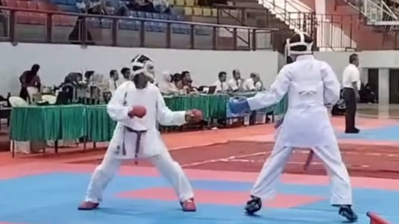 BERPRESTASI: Atlet Karate Pamekasan Stevi Riskia A. bertanding dalam kejuaran Kanjuruhan Open 2025, Minggu (19/1). (FORKI PAMEKASAN UNTUK JPRM)