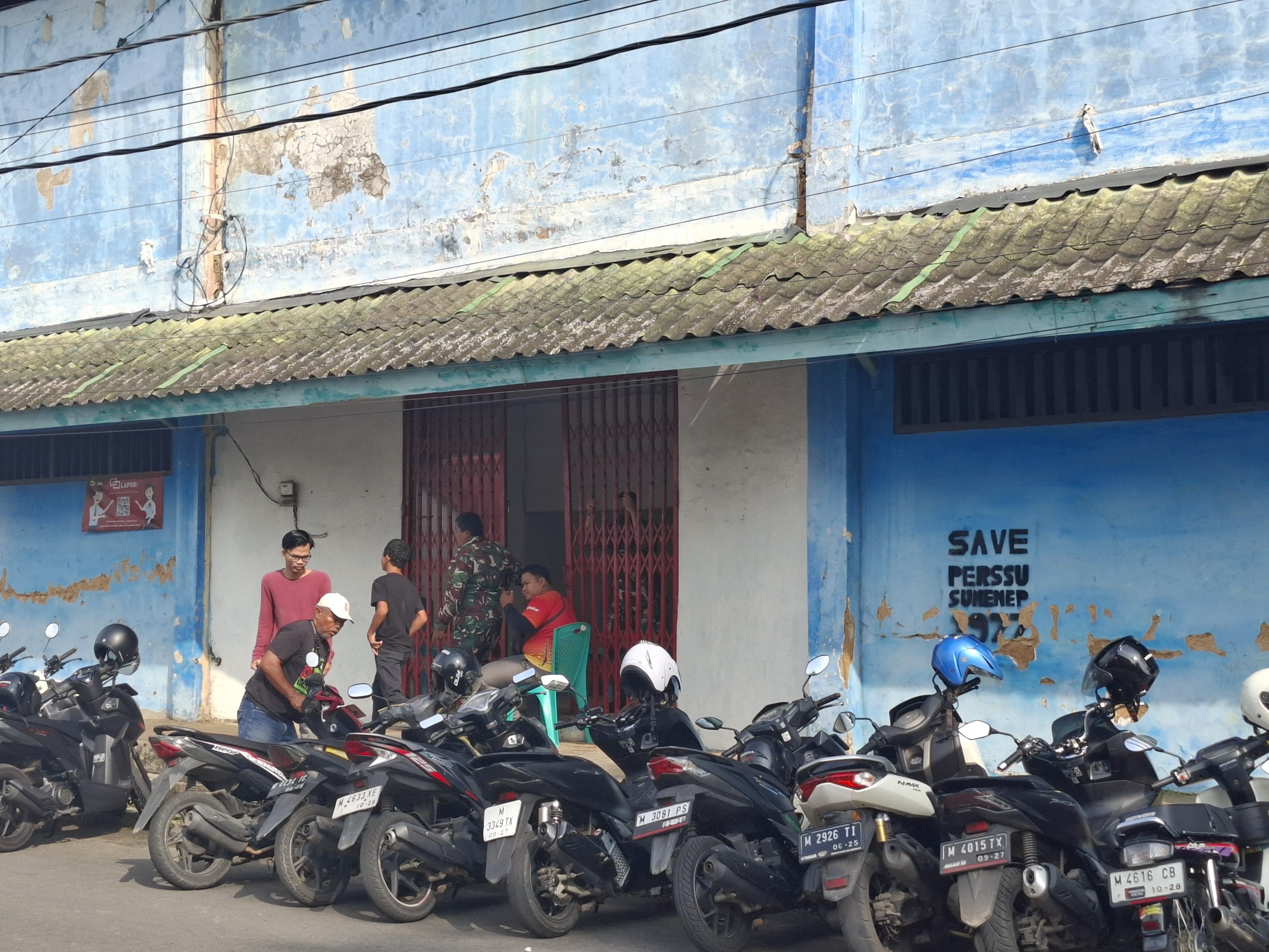 BUTUH PERAWATAN: Cat gedung bagian depan GOR A. Yani Sumenep tampak lusuh dan butuh perbaikan, Kamis (23/1). (MOH. LATIF/JPRM)