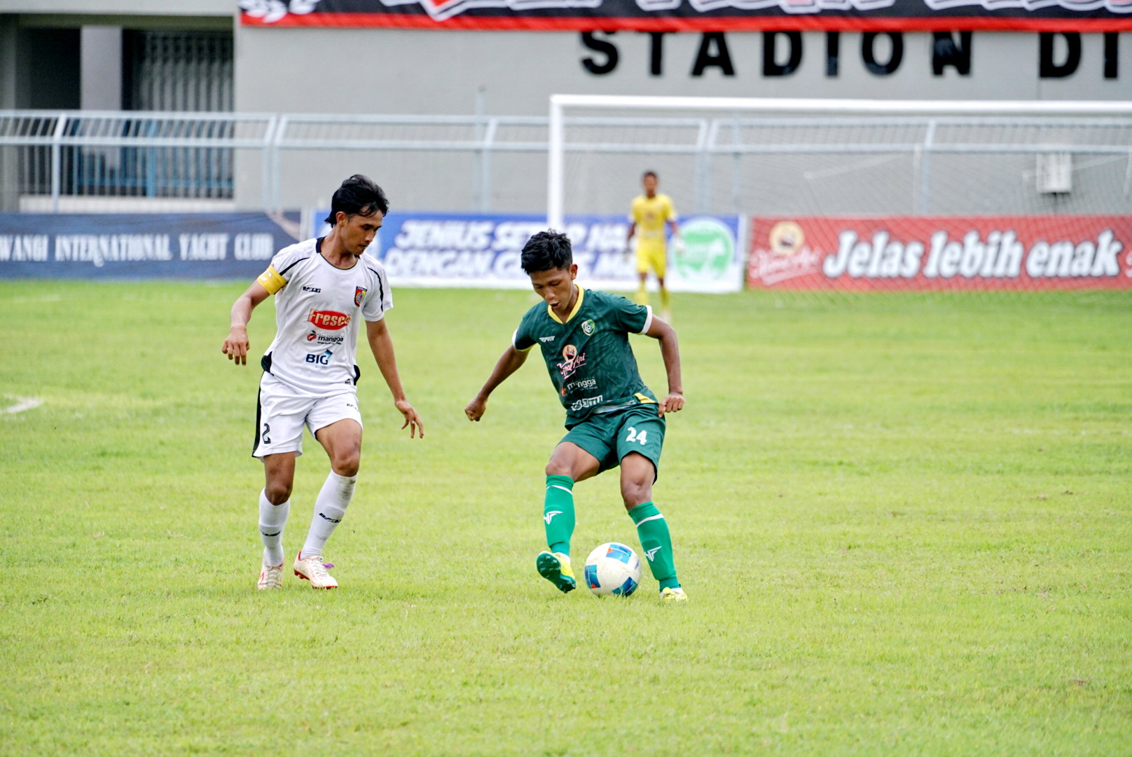 ADU SKILL: Pemain Persesa Sampang (hijau) mencoba mengecoh pemain Persid Jember di Stadion Diponegoro, Banyuwangi, Jumat (24/1). (PERSESA UNTUK JPRM)