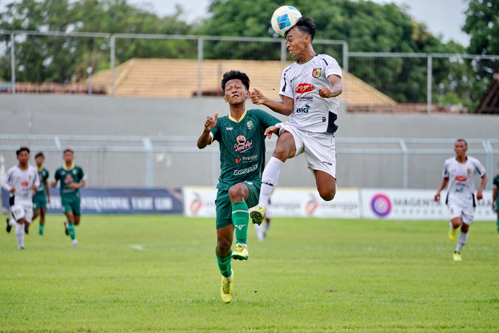 ANDALAN: Pemain Persesa Sampang (hijau) berusaha merebut bola yang dikuasai pemain Persid Jember pada babak 32 besar Liga 4 Jatim di Stadion Diponegoro, Banyuwangi, Jumat (24/1). (PERSESA UNTUK JPRM)