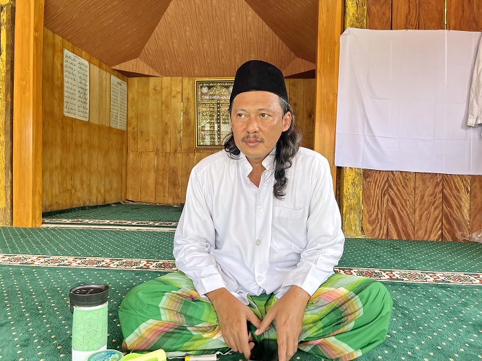 RAMAH: Ketua PCNU Bangkalan KH Muhammad Makki Nasir saat ditemui di kediamannya, Jumat (17/1). (ZEINAL ABIDIN/JPRM)