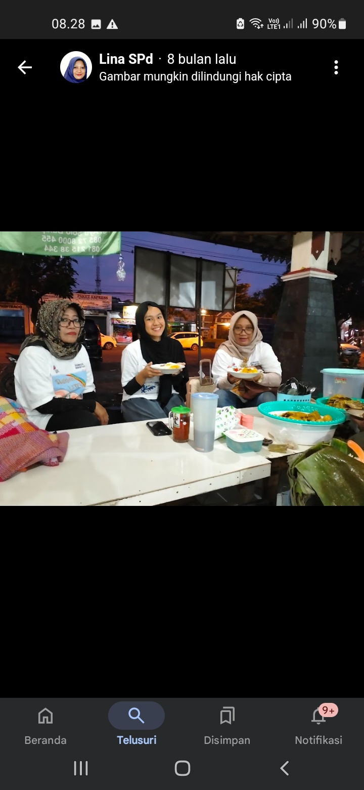 Pengunjung menikmati Nasi Liwet Bu Tini