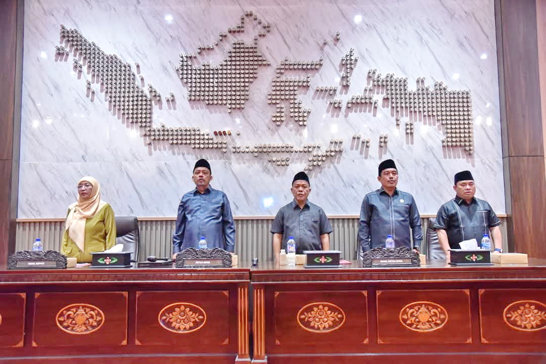 MELAYANI: Dari kiri, Wakil Bupati Sumenep Dewi Khalifah, Ketua DPRD Sumenep Zainal Arifin, Wakil Ketua DPRD Sumenep Dul Siam, Indra Wahyudi, dan M. Syukri dalam rapat paripurna di gedung DPRD Sumenep.