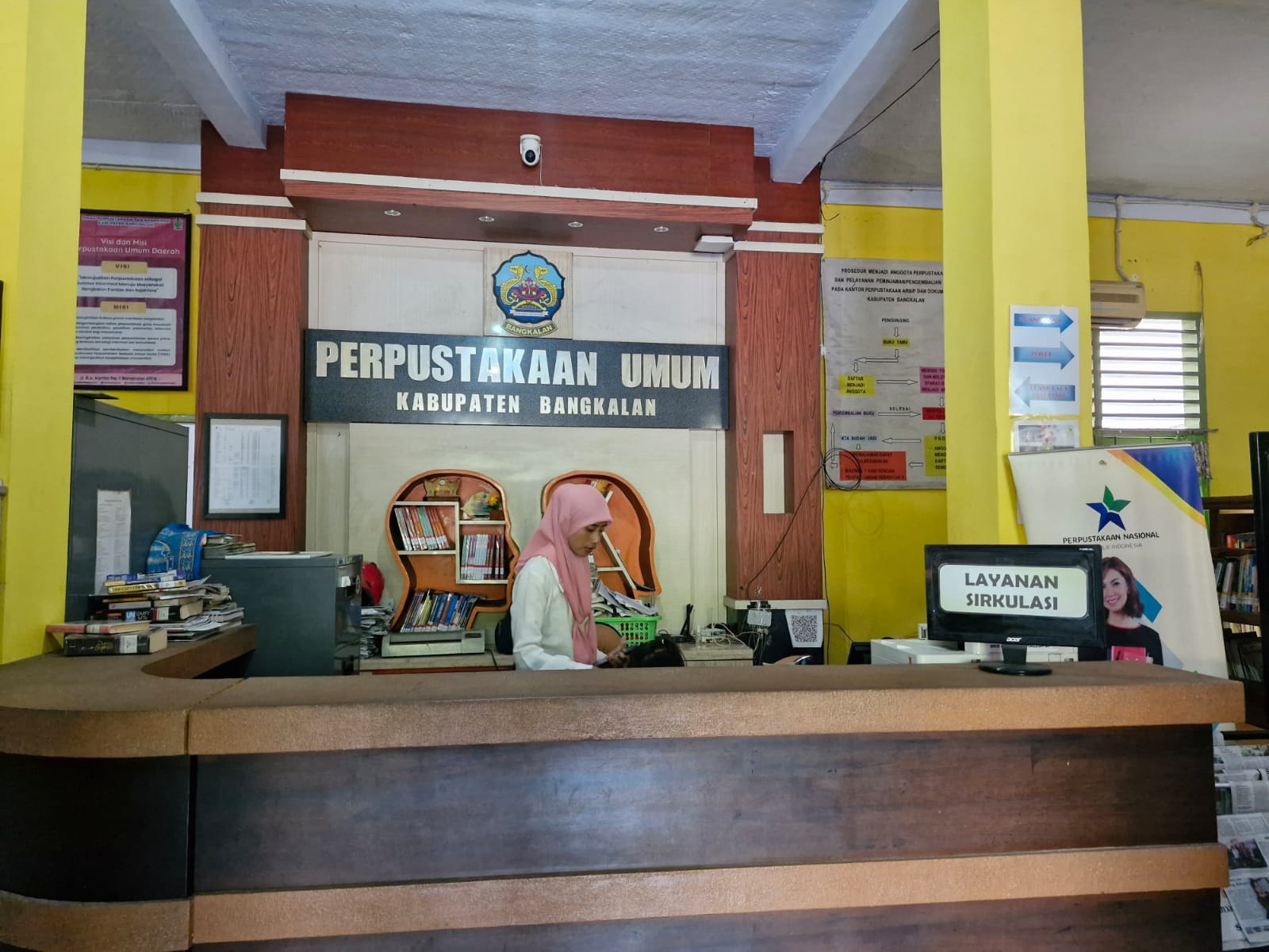 LITERASI: Petugas berada di tempat pelayanan Perpusda Bangkalan, Selasa (21/1). (IMAMUDIN/JPRM)