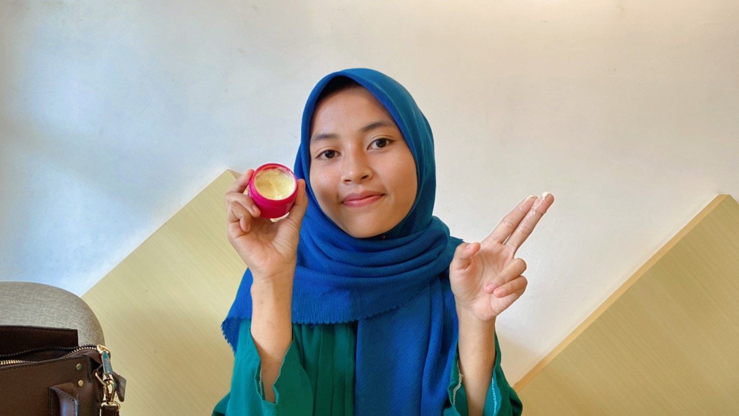 HALUS: Mabruroh menunjukkan krim berbahan retinol untuk merawat wajahnya, Sabtu (18/1). (AYU LATIFAH/JPRM)