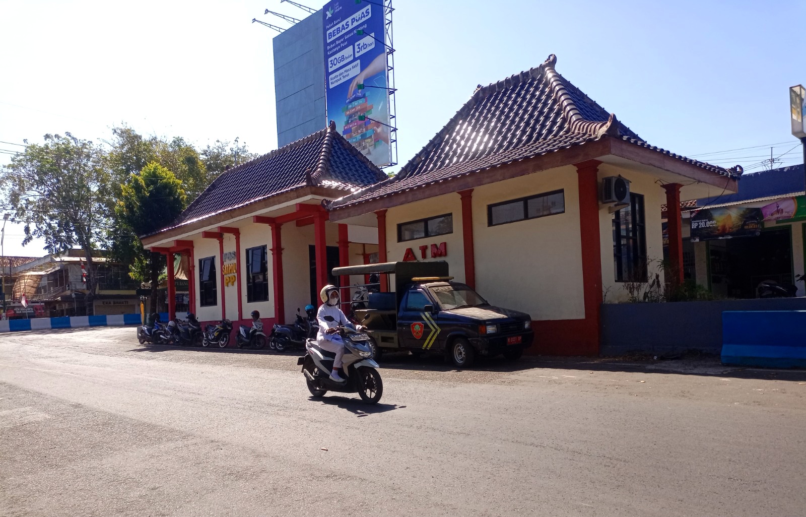 SIAGA: Kendaraan operasional Satpol PP Sumenep terparkir di pos jaga sisi utara Taman Bunga Pottre Koneng, Kelurahan Pajagalan, Kecamatan Kota, Minggu (26/1). (MOH. IQBAL/JPRM)