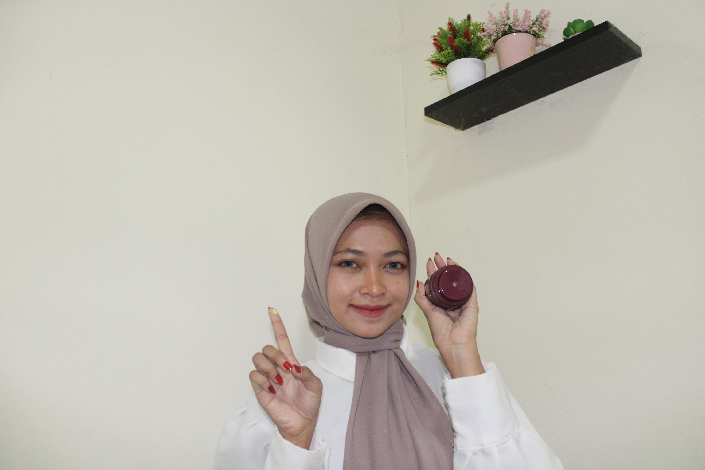 GLOWING: Ririn Dwi Arianti percaya diri dengan hasil produk retinol miliknya Jumat (17/1). (VIVIN AGUSTIN HARTONO/JPRM)