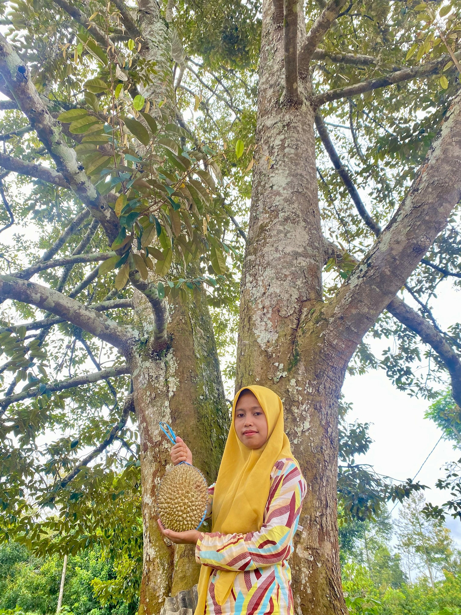 BERNILAI: Muslihah menunjukkan durian mentega di Desa Tebul Timur, Kecamatan Pegantenan, Pamekasan, Jumat (24/1). (MOH. IQBAL AFGANI/JPRM)