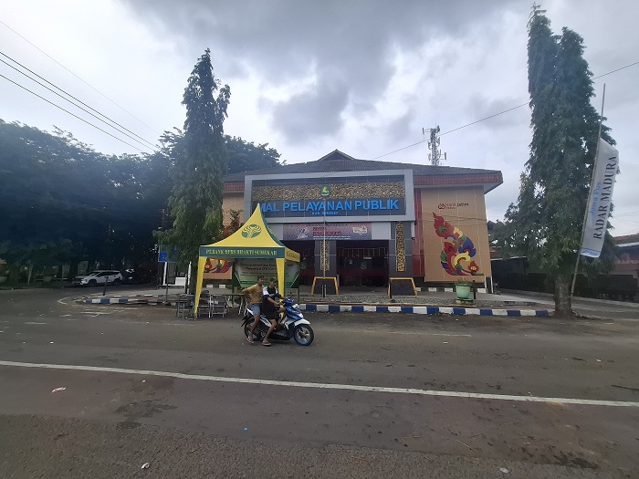 BAKAL DIRELOKASI: Pengendara melintas di depan gedung MPP di Jalan dr. Soetomo, Kelurahan Pajagalan, Kecamatan Kota Sumenep, Minggu (26/1). (MOH. LATIF/JPRM)