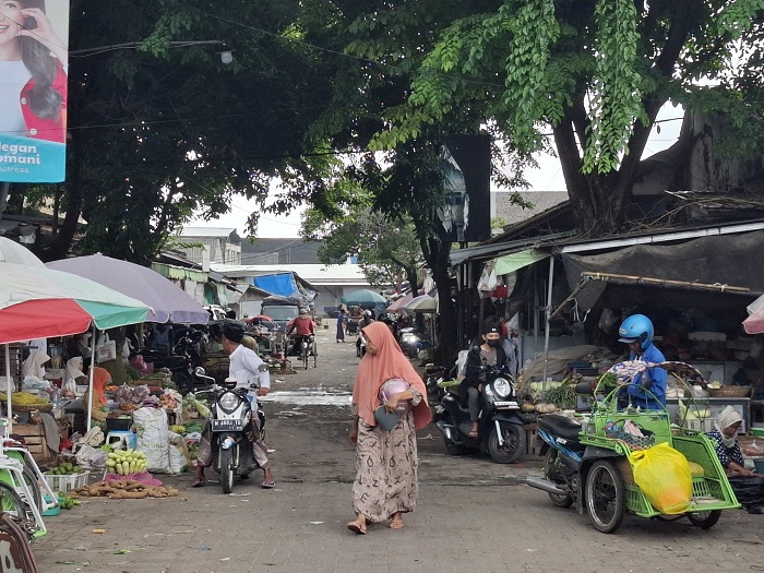 SUMBER PAD: Sejumlah warga beraktivitas di Pasar Anom Baru Sumenep, Minggu (26/1). (MOH. LATIF/JPRM)
