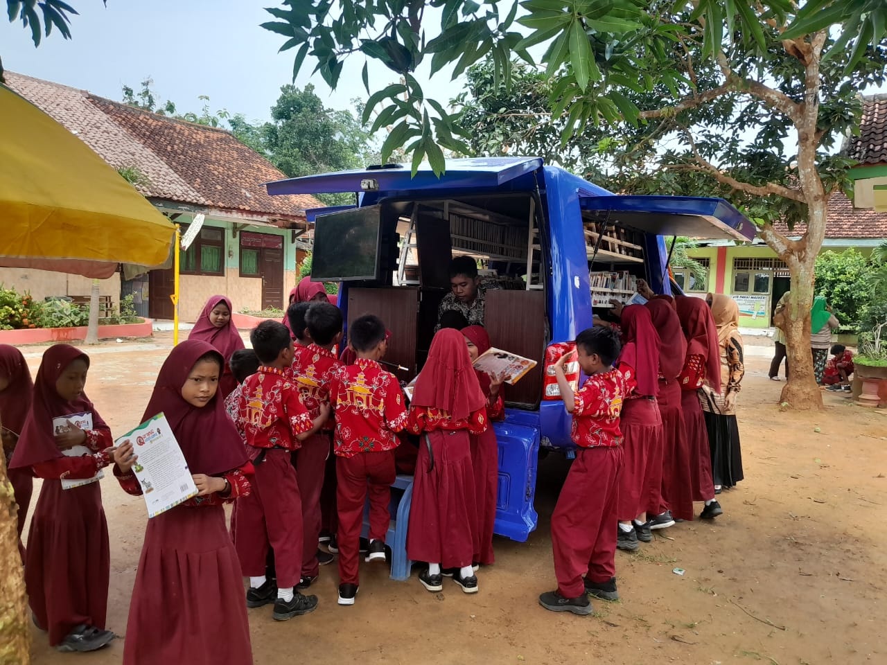 BAHAN BACAAN: Siswa mengerumuni perpusling di SDN Torbang 2, Desa Torbang, Kecamatan Batuan. (DISPERPUSIP UNTUK JPRM)