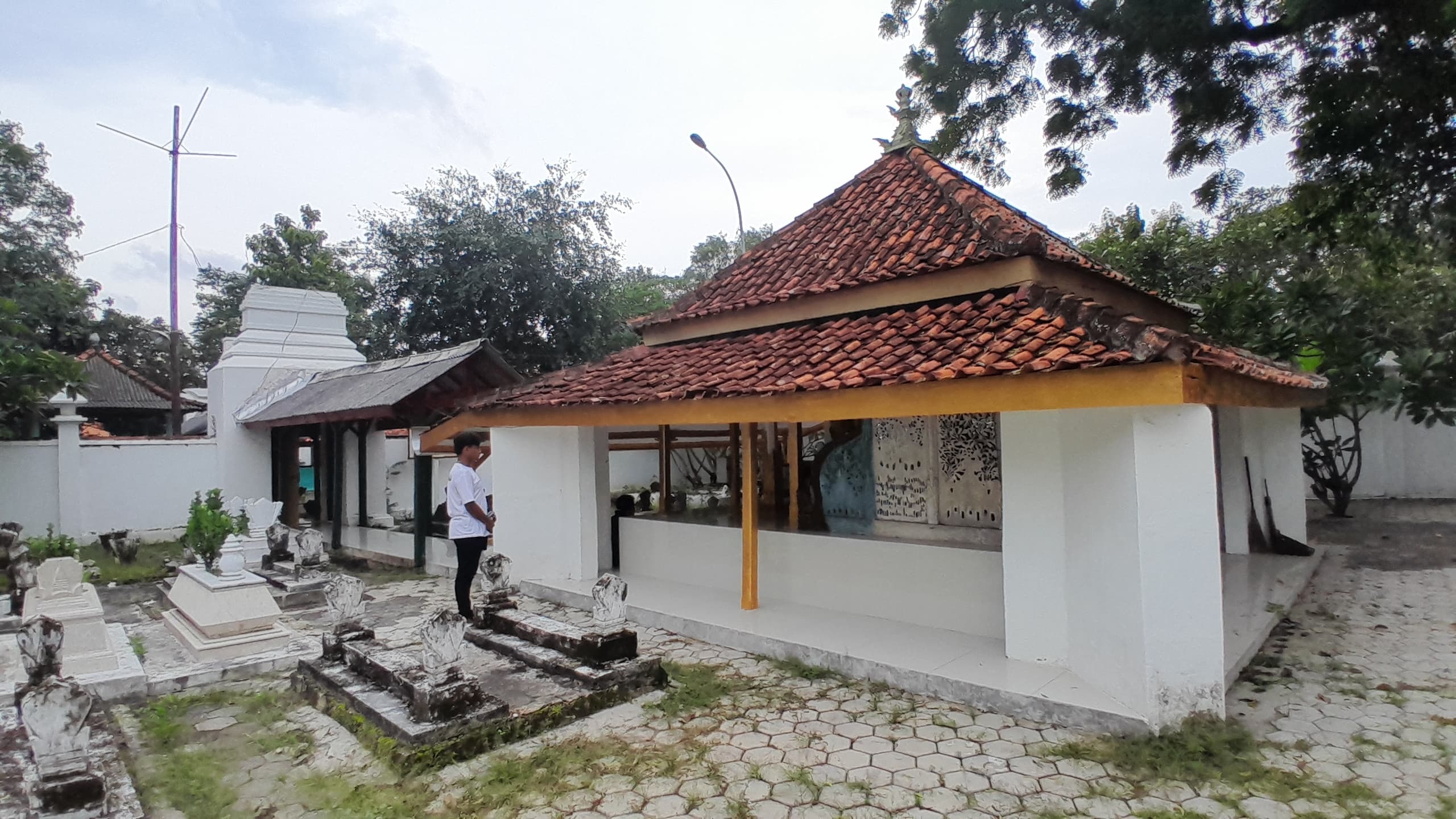 CAGAR BUDAYA: Warga mengunjungi Pesarean Raja Pamekasan Ronggosukowati, di Kelurahan Kolpajung, Pamekasan, Kamis (16/1). (KHOLIL RAMLI/JPRM)