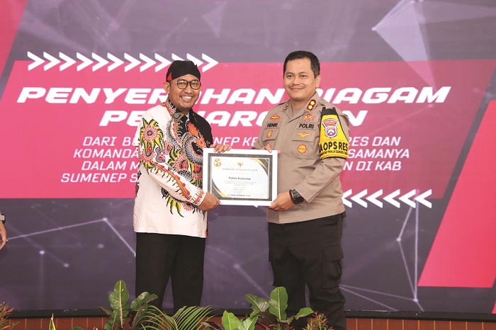 BERSINERGI: Bupati Sumenep Achmad Fauzi Wongsojudo (kiri) memberikan penghargaan kepada Kapolres AKBP Henri Noveri Santoso sebagai Inisiator Ketahanan Pangan di Pendopo Agung Keraton, Kamis (23/1).