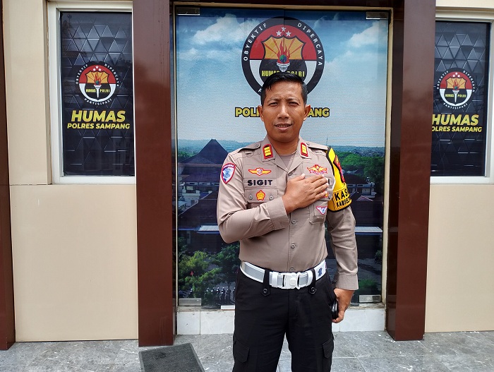 SALAM PRESISI: Kasatlantas Polres Sampang AKP Sigit Ekan Sahudi saat ditemui di Mapolres Sampang, Jumat (17/1). (UBAIDILLAHIR RAIE/JPRM)