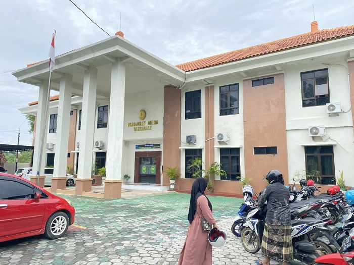LUAS: Warga hendak meninggalkan tempat parkir di area kantor PA Pamekasan di Jalan Raya Larangan Tokol, Kamis (23/1). (AYU LATIFAH/JPRM)