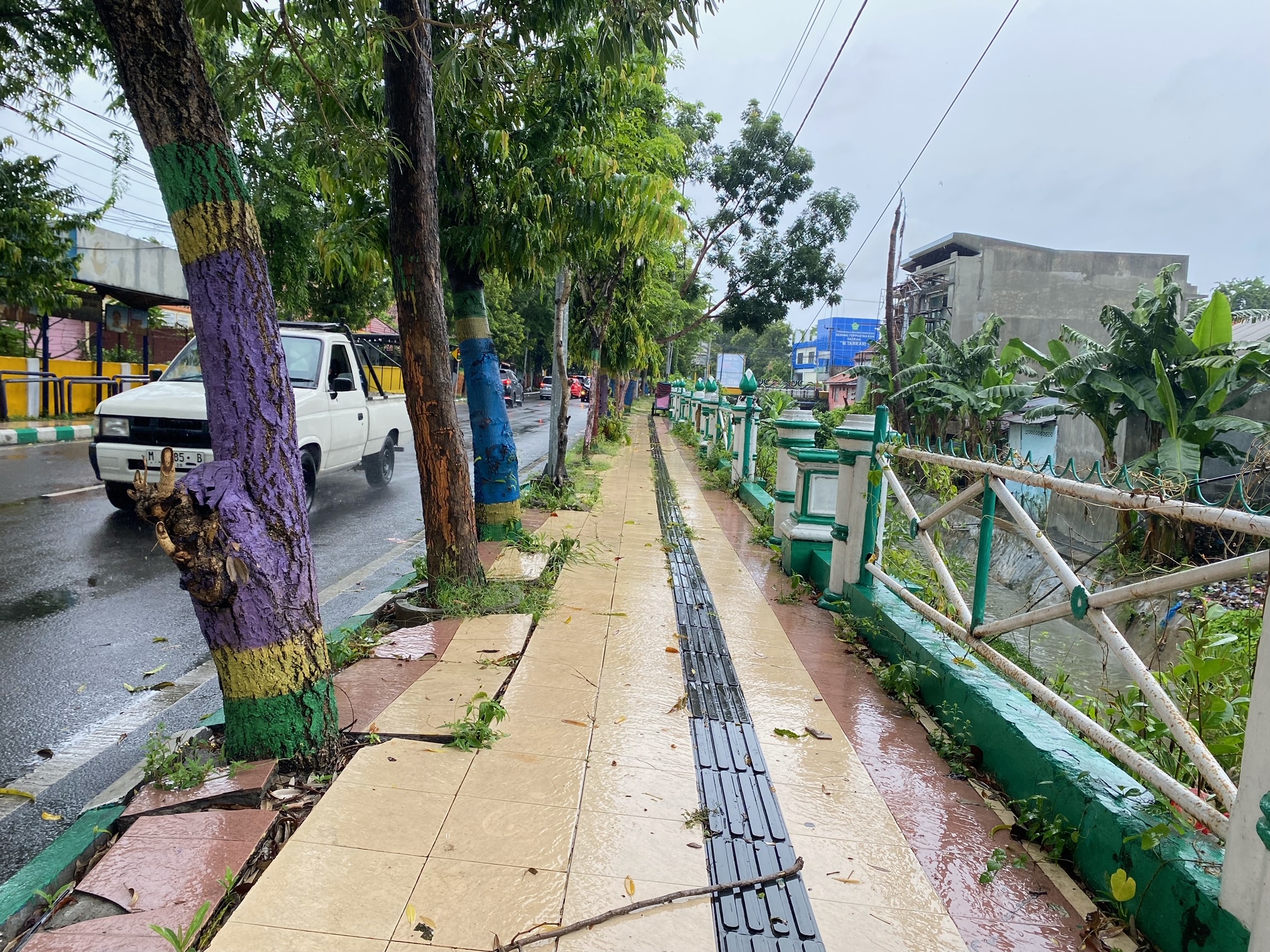 TAK TERAWAT: Pengendara melintas di dekat trotoar rusak di Jalan Jingga, Pamekasan, Senin (27/1). (AYU LATIFAH/JPRM)