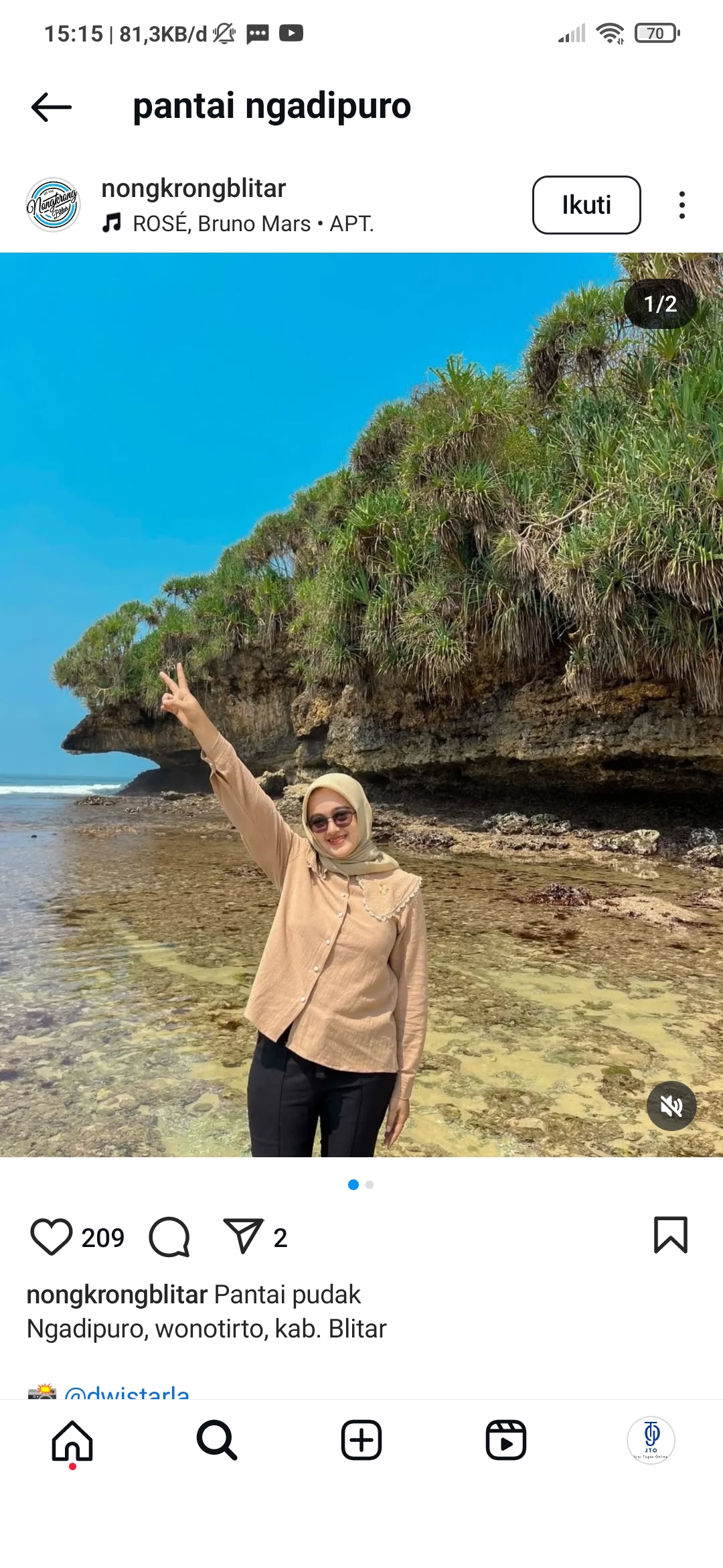 Pengunjung berfoto di Pantai Ngadipuro