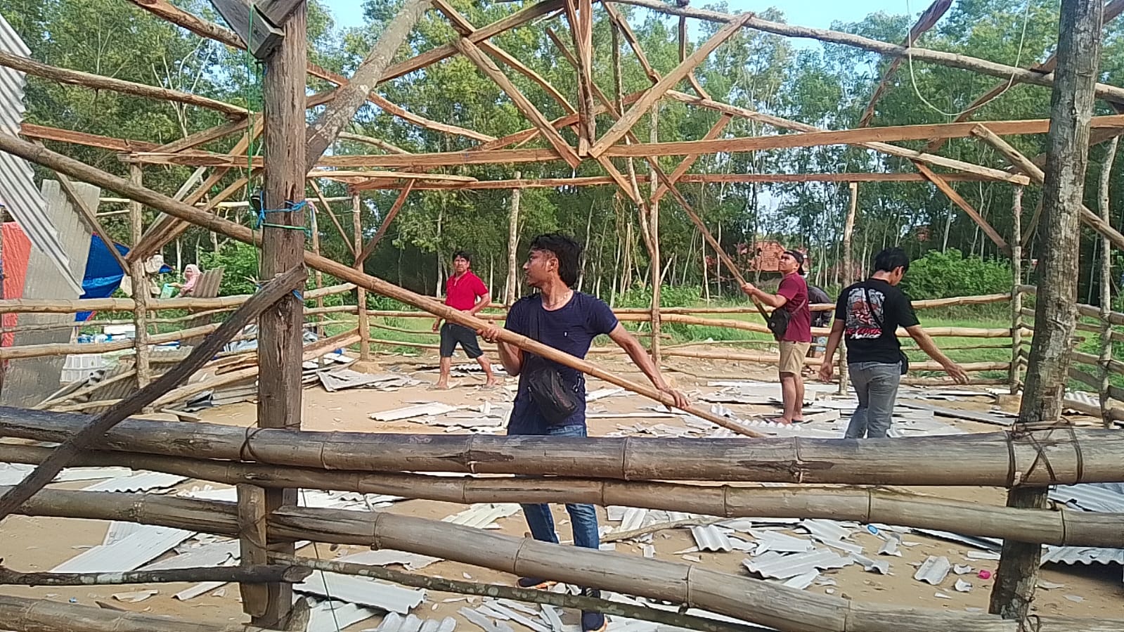 KECEWA: Tim Gabungan Polres Sampang merobohkan arena judi Sabung Ayam di Desa Batuporo Barat, Kecamatan Kedungdung, Sampang, Sabtu (25/1). (HUMAS POLRES UNTUK JPRM)