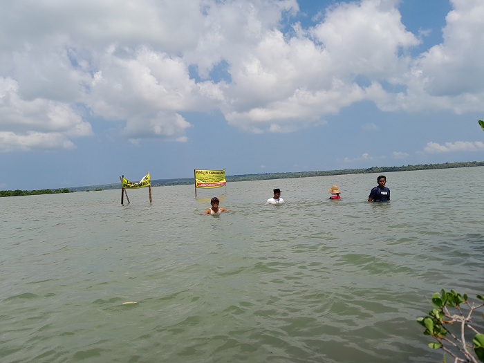 KAWAL KETAT: Warga Tapakerbau memasang poster pemberitahuan pantai sebagai kawasan lindung yang rencananya digarap menjadi tambak garam, Rabu (24/5/2023). (DOK/JPRM)