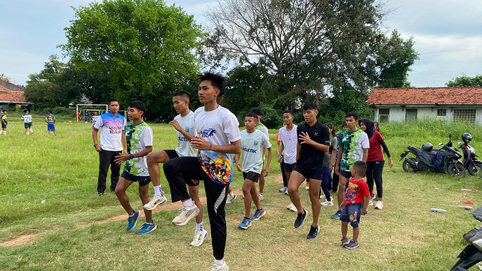 PEMANASAN: Nyzar Hayrat Alfansury (kiri) membimbing atlet porprov di lapangan sepak bola SMAN 3 Pamekasan, Jumat (24/1). (AYU LATIFAH/JPRM)