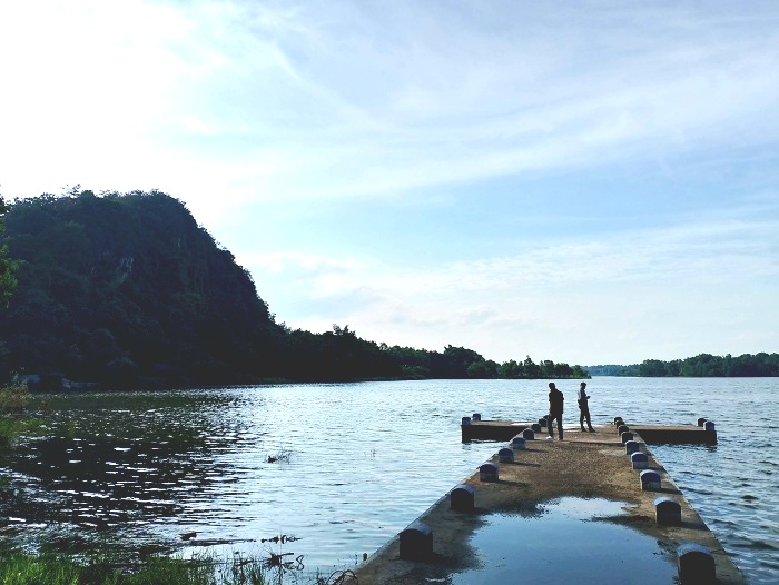 POTENSIAL: Warga tengah berada di sekitar Waduk Klampis, Desa Kramat, Kecamatan Kedungdung, Sampang, Selasa (7/1). (UBAIDILLAHIR RAIE/JPRM)