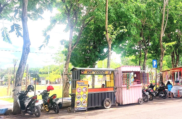 LENGANG: Beberapa kendaraan diparkir di area Jalan Wijaya Kusuma, Sampang, Senin (27/1). (JUNAIDI PONDIYANTO/JPRM)