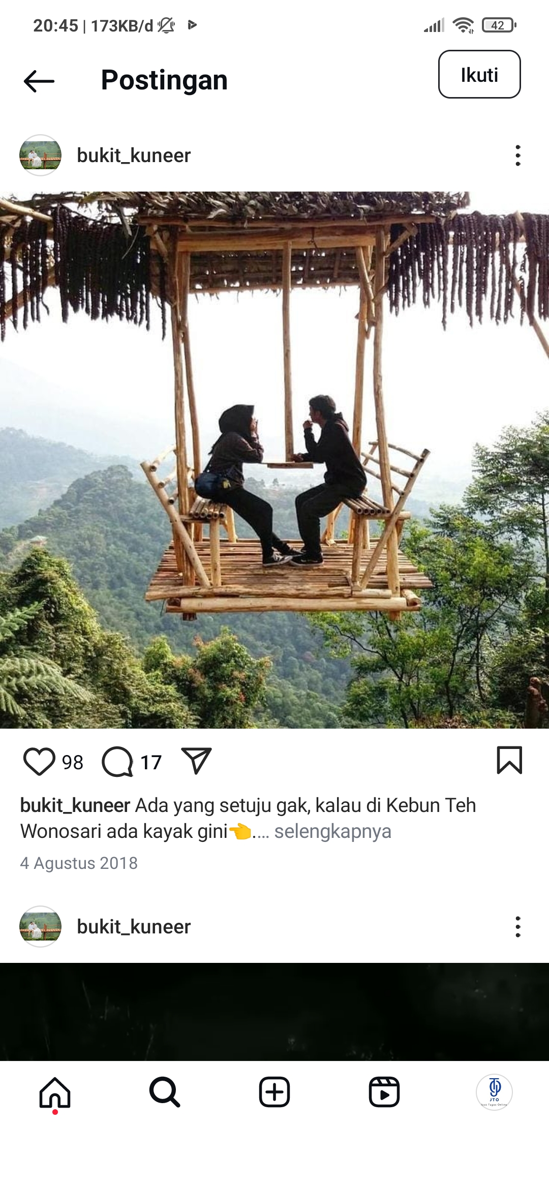 Pengunjung menikmati suasana di Bukit Kuneer