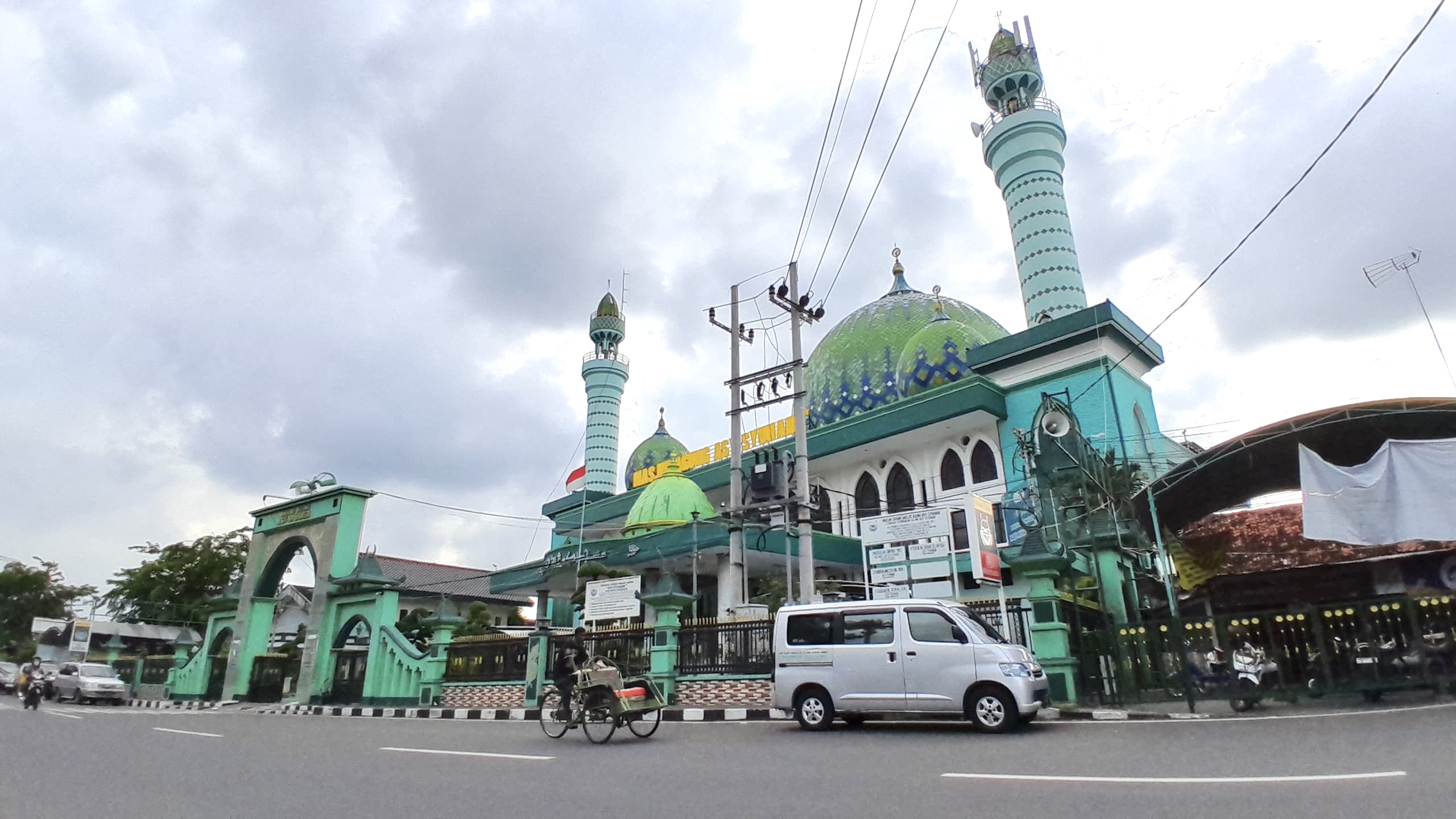 IKON: Pengendara melintas di depan Masjid Jamik Asy-Syuhada, Jalan Mesegit, Pamekasan, kemarin. (AYU LATIFAH/JPRM)
